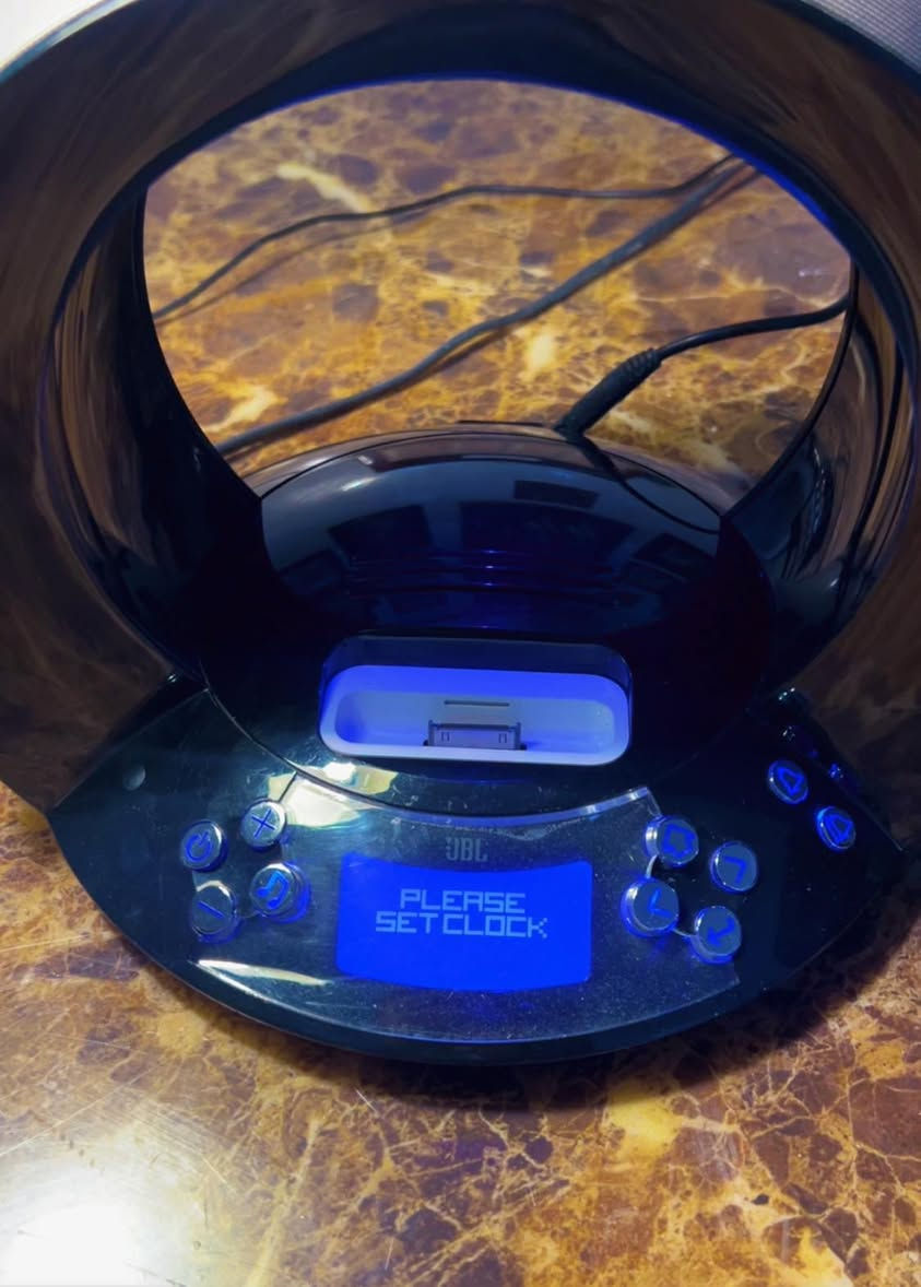 من رخصة الادمن سبيكر ماركة JBL بي شاشة تحكم وراديو و aux ومخرج out put كله شغال شكله تحفه لكن للأسف سماعاته مشكوكه يحتاجون تغيير ويحتاج شاحنه 12 فولت السعر 15 مع التوصيل


**إذا كنت صاحب هذا الإعلان وتريد حذفه لأي سبب، رجاءا أرسل رسالة إلى الدعم الفني**