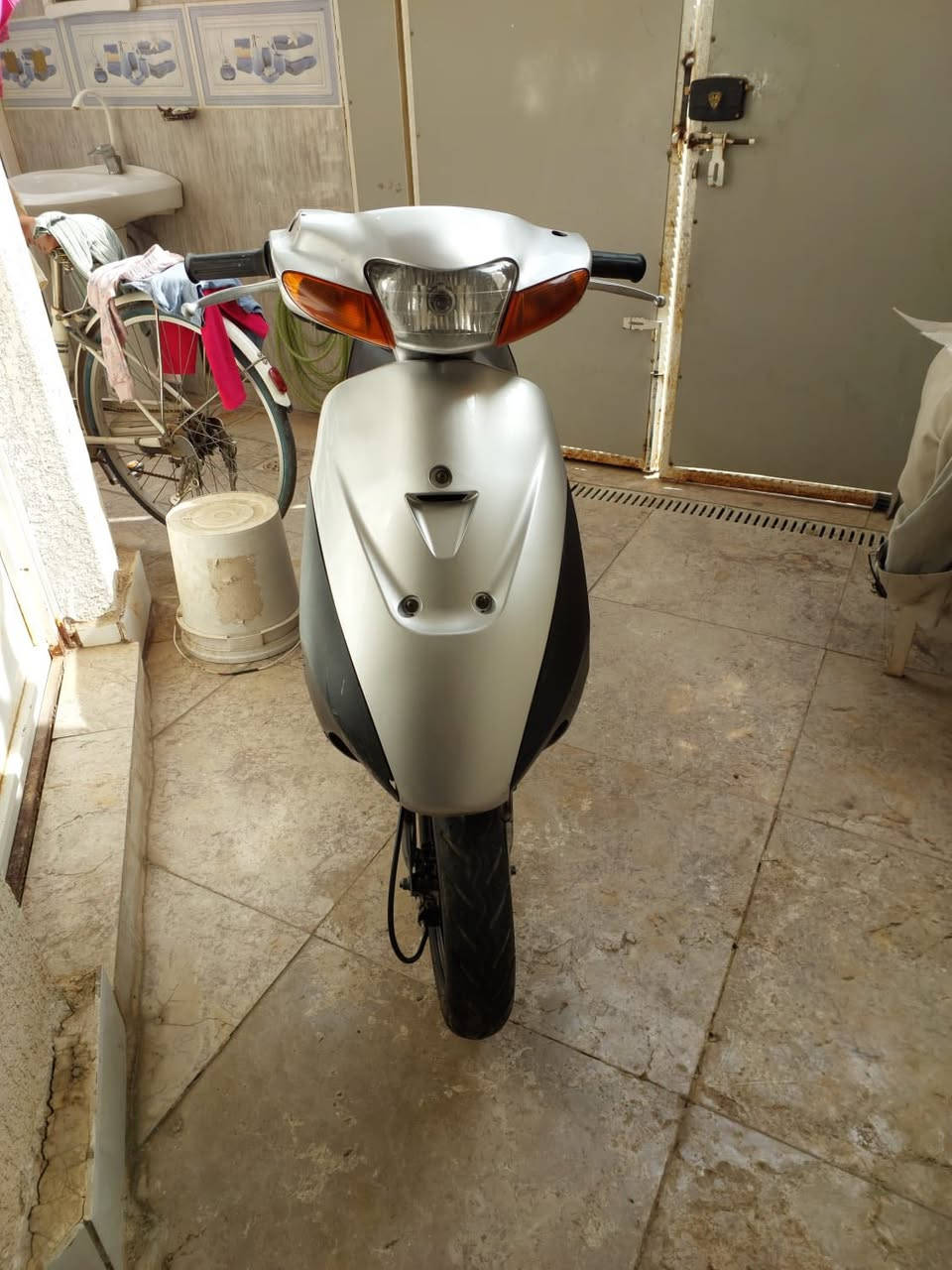 سلام عليكم
دراجة ساسوكي جديدة طالعة من الوكيل اقل الشهر ماشيه اوراق بيها موجودة
مكاني مغربة يم السوگ 
السعر ٥٠٠ الف وبيها مجال للشراي 
للتواصل ***********
