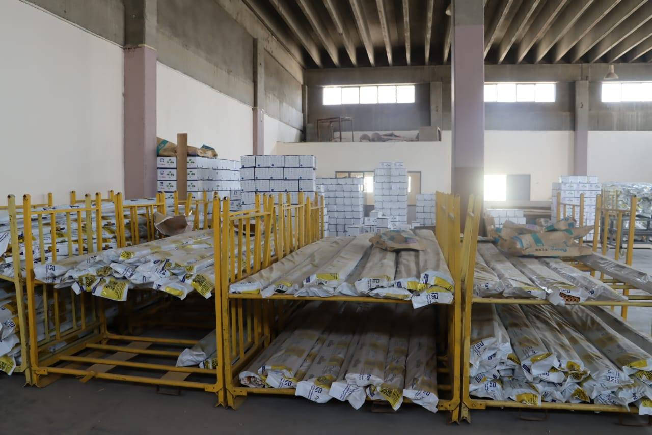 صنع في العراق يقتحم السوق المحلي 

في خطوة واعدة تعكس التقدم الصناعي المحلي وتؤكد كفاءة المنتج الوطني أطلق مصنع المنتجات المطاطية التابع للشركة العامة للصناعات المطاطية والإطارات أولى شحنات منتج أنابيب PPR علامة بولي ماكس عالي الجودة إلى وكيله الحصري شركة أمواج الطيب للتجارة العامة في إطار خطة استراتيجية لتعزيز حضور المنتج العراقي في السوق المحلي.

ويأتي ضمن مساعي وزارة الصناعة والمعادن لتوفير بدائل محلية منافسة للمستورد بجودة عالية وبأسعار مدروسة تسهم في دعم الاقتصاد الوطني وتشجيع الاعتماد على الإنتاج المحلي.
وقد تمت عملية التسويق بنجاح بعد اجتياز المنتج لجميع الفحوصات الفنية والمعايير القياسية، حيث يتميز منتج PPR المصنع محليًا بمتانته وكفاءته في نقل المياه واستخدامه في شبكات التدفئة والتبريد ويعد خيارًا مثالياً للمشاريع السكنية والصناعية الحديثة.
ويعد هذا الحدث خطوة أولى ضمن سلسلة من المبادرات الهادفة إلى تطوير منظومة الإنتاج والتسويق الصناعي في العراق بما يحقق التكامل بين القطاعات الحكومية والقطاع الخاص ويعزز مسيرة الاكتفاء الذاتي.
ولمزيد من المعلومات الاتصال على قسم التسويق 
*********** 
ويمكنكم متابعة مواقع الشركة العامة للصناعات المطاطية والاطارات على الروابط ادناه
الفيسبوك 
https://www.facebook.com/profile.php?id=100064145823236&mibextid=ZbWKwL
  الانستغرام على الرابط التالي 
https://www.instagram.com/rubbertyre/?igshid=dxb8xj86vd2n
ومتابعة صفحة الشركة على تويتر على الرابط التالي 
https://twitter.com/i/flow/login?redirect_after_login=%2Frubbertyredb
وعلى برنامج tik tok 
https://www.tiktok.com/@rubbertayer
وعلى اليوتيوب 
https://www.youtube.com/channel/UCnLID0Dv4JpAfzcG4b3OAMQ
بالاضافة الى موقع للشركة الرسمي https://scrti.industry.gov.iq
