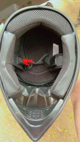 سلام عليكم 
من رخصة شبابنه الطيبة
خوذه دراجه بطح او رياضي (قفاز)
لون اسود طافي وحلو 
خوذه جديده مستعمله اقل من شهر
حتى الكارتون والكيس ماله موجود 
كوالتي جداا عالي وسيفتي ممتازه
سعره ٦٠وبيه مجال حق جيه والي يعرف سعره ليكسر اخوان 
استفسار واتساب ***********
