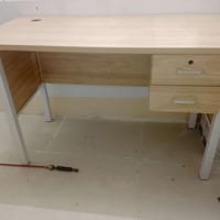 ميز مكتب مستعمل بس نضيف  سعرو 100  تواصل 07749069951