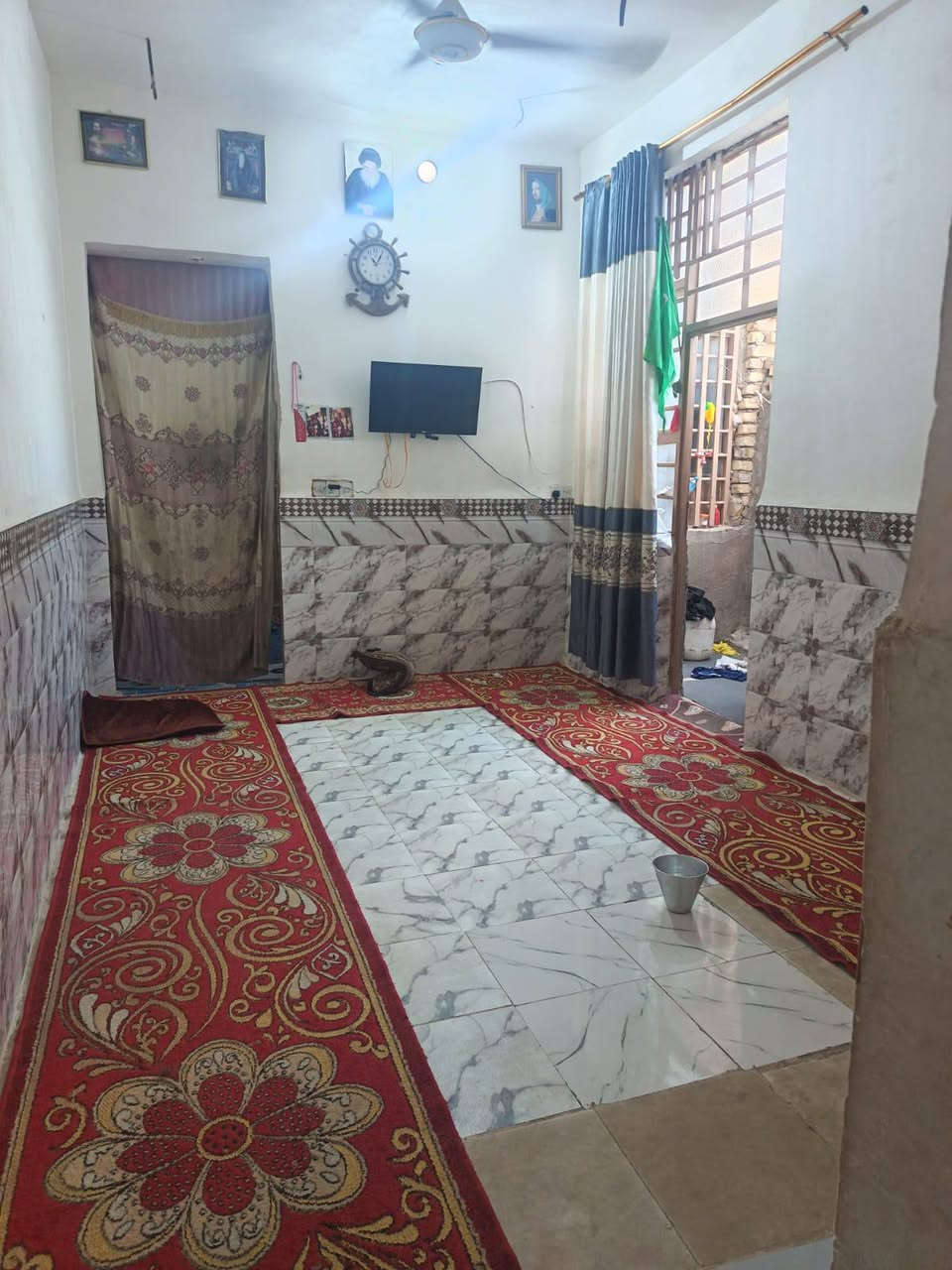 يتكون البيت من غرفتين وصاله واستقبال ومطبخ حمامات داخليه و خارجيه طابق ونص بناء طابوك سيراميك بورك بناء جديد البيت غرفه فوك وغرفه جوه حمامات فوك وجوه نظيف بناء كلش نظيف النجف, العراق


**إذا كنت صاحب هذا الإعلان وتريد حذفه لأي سبب، رجاءا أرسل رسالة إلى الدعم الفني**