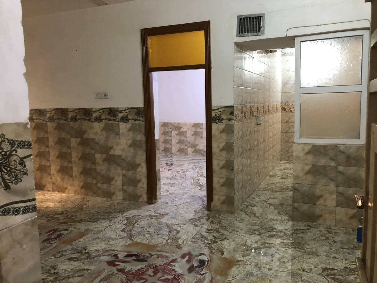 شقه سكنية طابق ثاني للايجار
بسعر 200 الف 
الشقه تتكون من : غرفه + صاله+مطبخ+ صحيات 
بناء جديد ونظيف جدا
يتوفر فيها خدمات : خط مولد ذهبي + سخان ماء + ماطور ماء وخزان + كاونتر وطباخ + كامرات
تتوفر في المنطقه جميع الخدمات
ملاحظه: نعتذر عن الايجار لغير العوائل الصغيرة
اجور المولد والوطني والماء ليس من ضمن سعر الايجار وتكلتها 25 الف كل شهر
المنشور من مالك البناية ولسنا مكتب دلالية
العنوان: كربلاء - حي الغدير - بدايه ركن حي الغدير - نهاية سايدين مستوصف العلوية
للستفسار ***********

