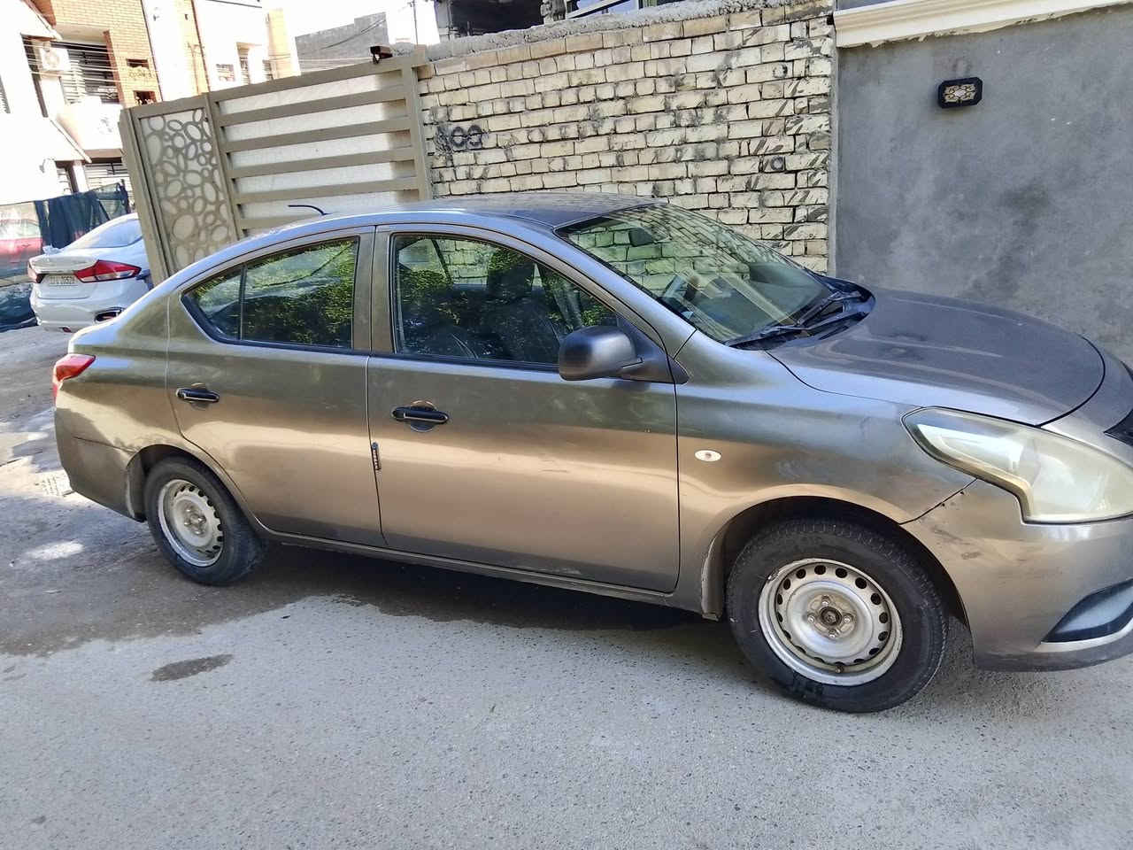 السلام عليكم
نيسان صني هندي موديل 2015 سياره باسمي رقم سليمانيه سنويه تنتهي 29 حداديه قبل اسبوع سويتها تخم تاير جديد باتري جديد تبريد شغال كير ومحرك خير من الله سياره  بيها صبغ بس جهه البك لايت الخلفي مثل من موضح بالصوره الباقي مكفول  بها جراد صفحه  السائق   بسيط رايدها 75 ورقه *********** مكاني بغداد
