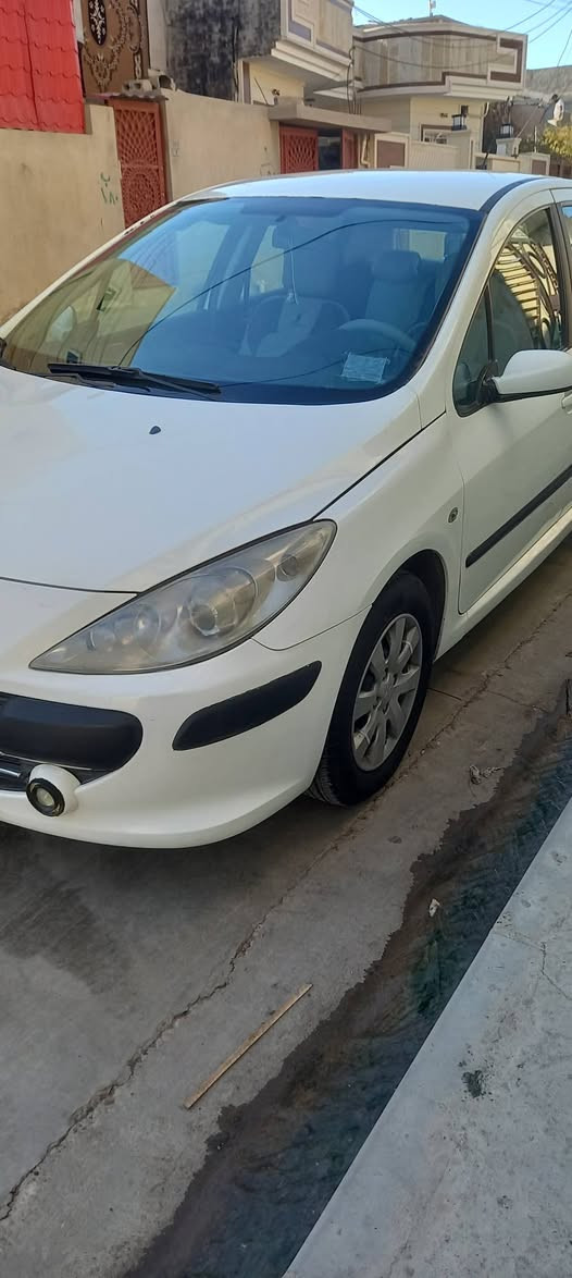 بيجو ٣٠٧موديل٢٠٠٦ محرك وكير شرط لاصرف ولانفخ طخم تايه جديد تبريد ثلج وايرمنيه كله شغاله مشروع وطني رقم بغداد السياره بسمي كاربون بنزين بيه شرط الوكاله او تحويل سياره حيل حلو الشراي يتصل او*********** او*********** ابيع قصط او مراوس
