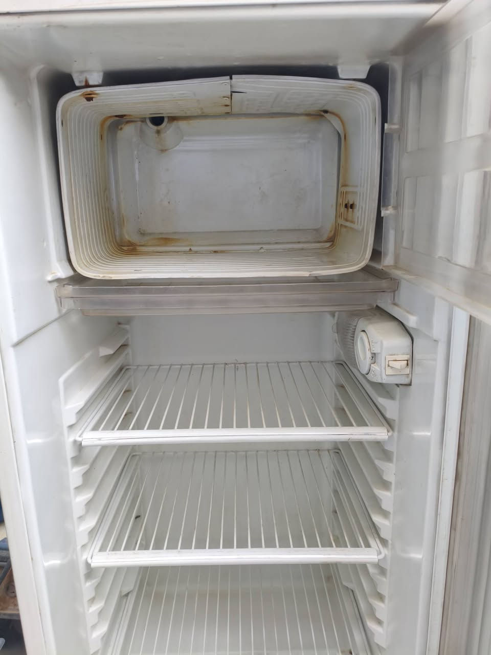 السلام عليكم
ثلاجه للبيع اي عطل مابيها السعر 100
حي القدس مجاور فوج الطوارئ 
***********
