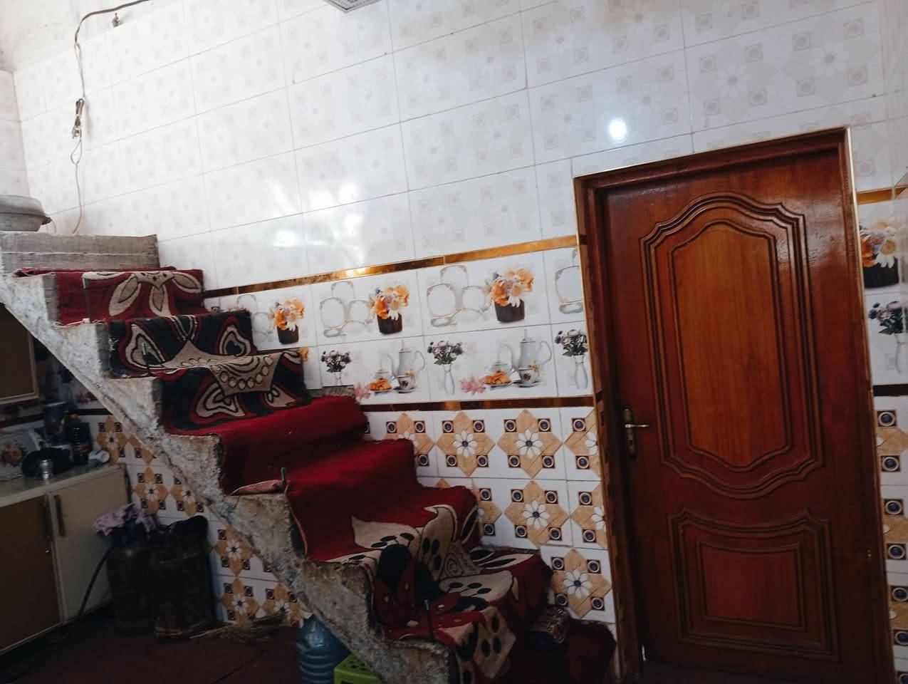 السلام عليكم
100متر طابق اول كامل مفتاح وكامل الخدمات في الامن الداخلي للبيع المباشر والمبادرة 
يحتوي علئ اسقبال وصاله ومطبخ وحمام داخلي وحمام خارجي 
وللاستفسار ***********
