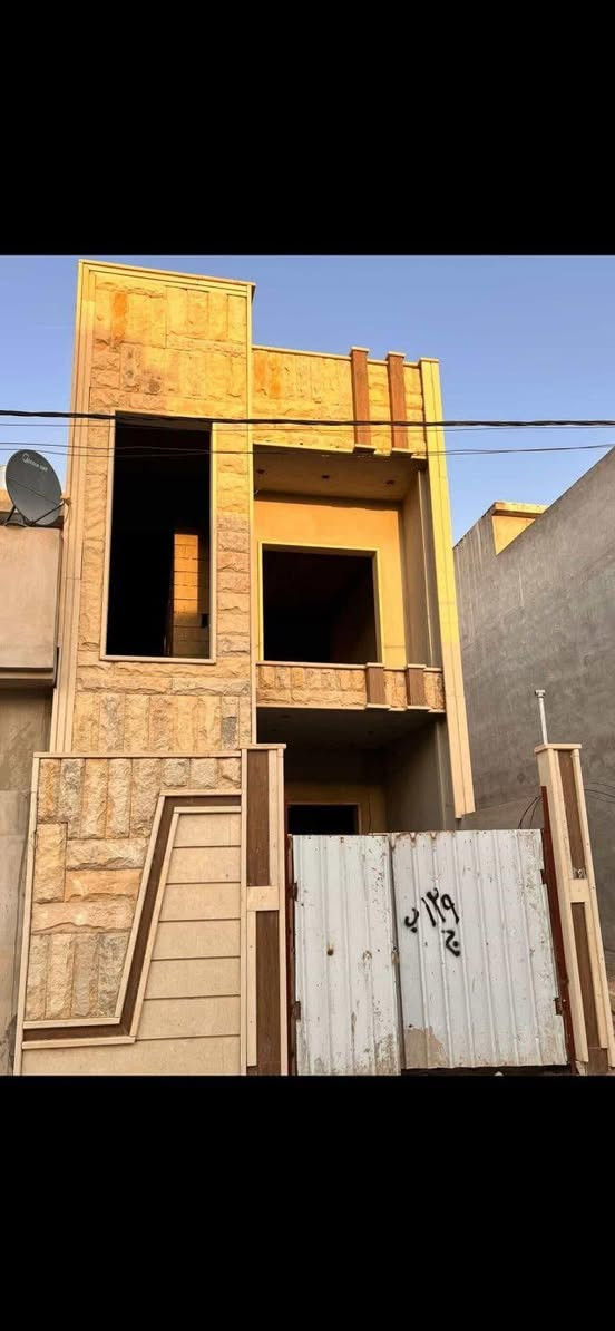 🔴هيكل للبيع تصميم واشراف مهندس شبه كامل

✨الموقع حي الفلاح الثانية مقاطعه 6 

✨️المساحة 100متر 

✨️الأبعاد  5متر❌️20متر

✨️طابقين 4 غرف نوم 

✨️الطابق الاول غرفة نوم مطبخ حار بارد هول مفتوح صحيات منور كراج

✨️الطابق الثاني ٣غرف نوم وصحيات 

✨ملاحظه.( الهيكل كامل من ناحية تائسيس المجاري والكهرباء وسيراميك الجدران والمشتملات فقط باقي سيراميك الارضيه) .

✴للستفسار يرجى الاتصال على الارقام التالية 
              
        اسيا *********** ☎️
