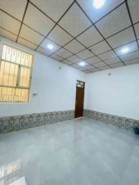 بيت 100 متر بناء جديد صب كونكريت مسلح غرفه وصاله ومطبخ واستقبال وصحيات...