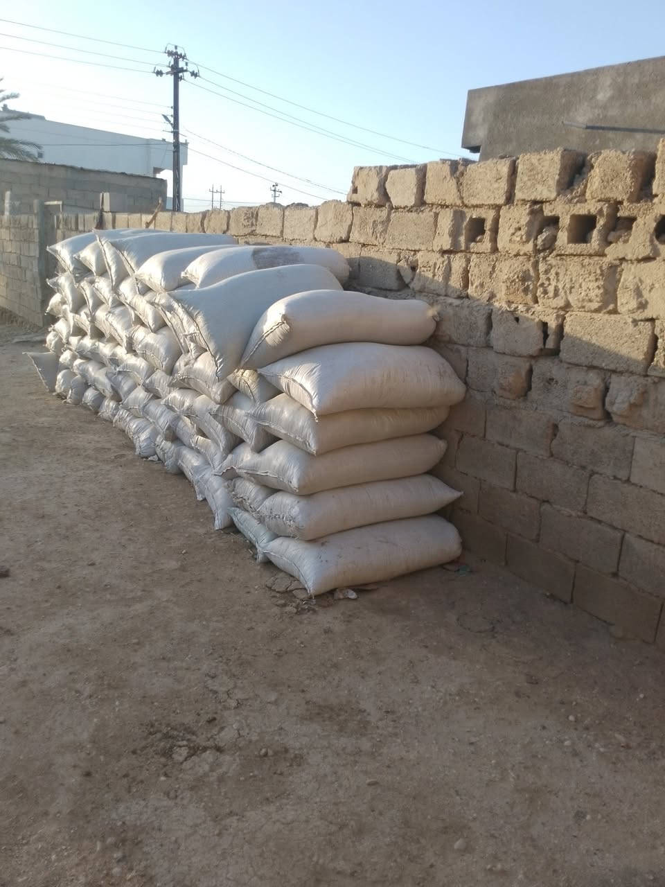 متاح تبن جت درجه اولى العدد 64 سعر الكيس 8 اليريده يراسلني خاص اويتصل عل رقم *********** مكانه هيت ناحية الفرات
