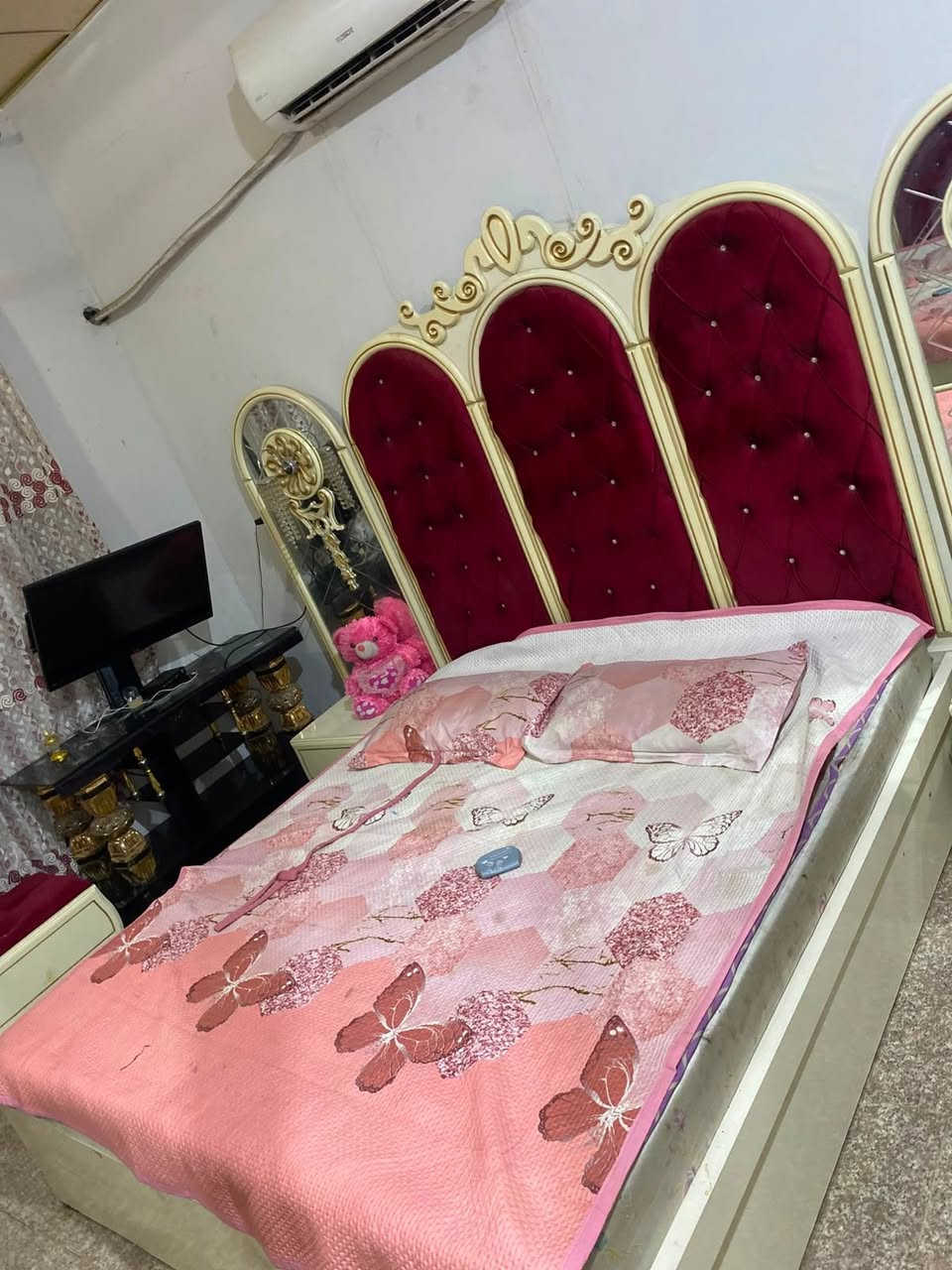 غرفه تركيه ملكيه جديده للبيع  كلشي ما بيها تتكون من جربايه ملكيه وميز مرايه وكنتور متكون من 14خانه  وبي قاصه وتتكون من مقعد وزاويه وجهين وميز أربع جرارات ربي شازلونه السعر خاص الغرفه يشهد الله نظيفه كدامكم كلشي ما بيها


**إذا كنت صاحب هذا الإعلان وتريد حذفه لأي سبب، رجاءا أرسل رسالة إلى الدعم الفني**