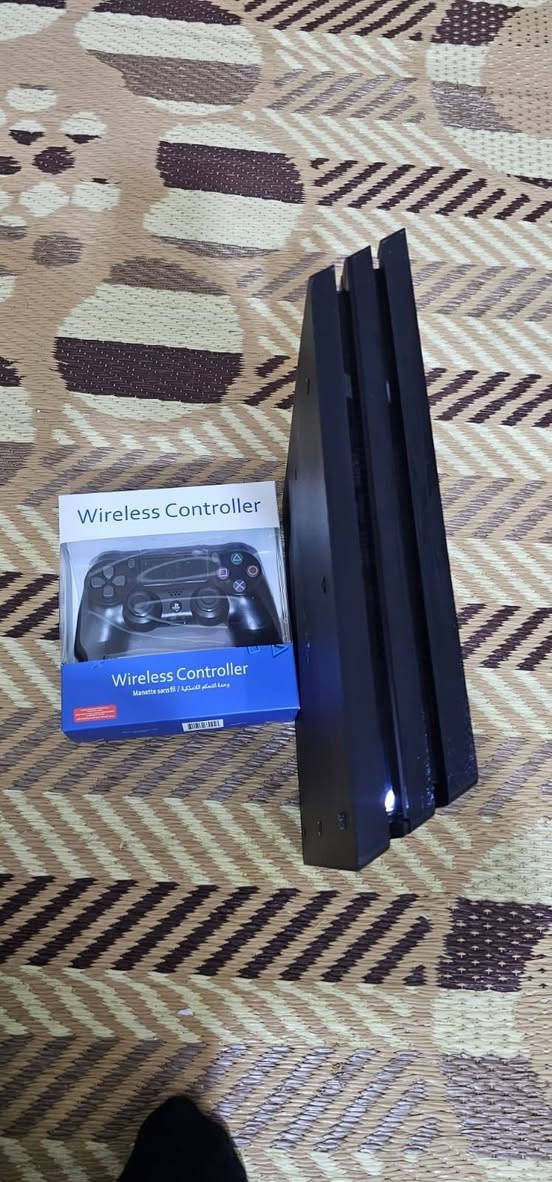 بلي ستيشن 4 برو مهكرذاكرة تيرا نظام ٩ يجي ويا 10 العاب حسب الطلب لون ابيض ولون اسود 
+جويستكات بلي 4 مفرد وجمله ابيع
وعندي توصيل لكل المحافظات


**إذا كنت صاحب هذا الإعلان وتريد حذفه لأي سبب، رجاءا أرسل رسالة إلى الدعم الفني**