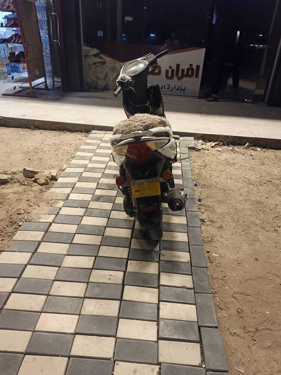 السلام عليكم 
دراجه البيع او مراوس بدراجه شحن 
سايم نحلة 
سرعه 140
تشغيل نكرة صلف  
نقص واير بريك و واير بلك 
رقم (***********)
واتساب (***********)
