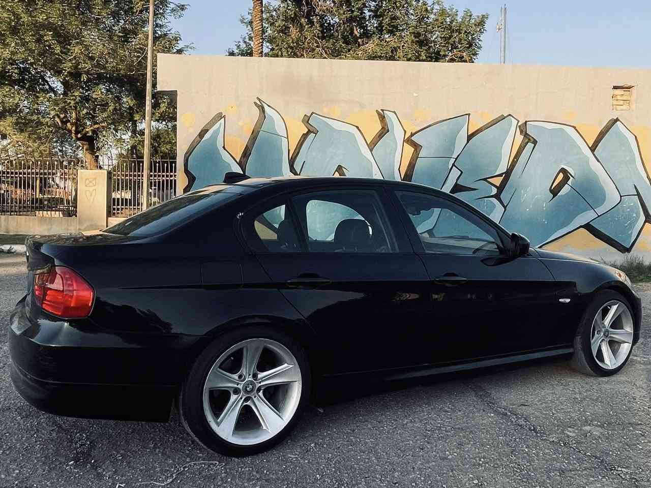 ياالله 
E90 2011 325 للبيع 
وارد امريكي حادث جاملغ خلفي بدون ايرباك 
رقم بغداد دولي هزه وسنويه جدد 
صدر امامي وخلفي جديد 
تبريد ثلج تدفئه كشنات 
كير اوتو تبترونك جديد 
مكينه N52 B25 نوزل قصير جديده 
2 ويل السياره 
جاهزه على اخر حبه وجديده 
مواصفات فول مكاني بغداد الاعلام 
*********** 
السعر 113 وبيها شي بسيط
