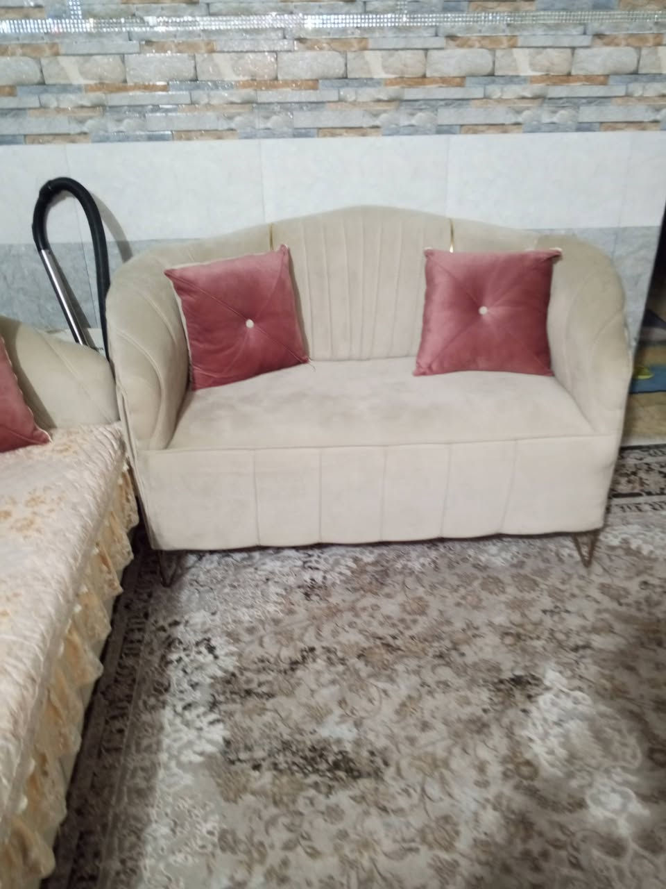 تخم يحتوي على 5مقاعد ب450وبي مجال***********
