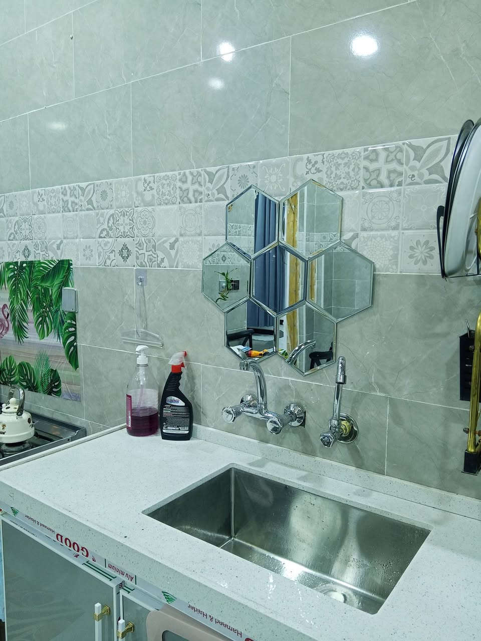 بيت للبيع بلكرادة ع شارع قريب البنجرجي مساحة 250م بناء بلوك بناء حديث صار اربع اشهر منخلص البيت مساحة واسعة غرفتين وصالة وكليدور ومطبخ وصحيات وسطح عدد 3وبيتونة جبيرة وحديقة وكراج جبير سيارتين تصير بي استفسار ***********
