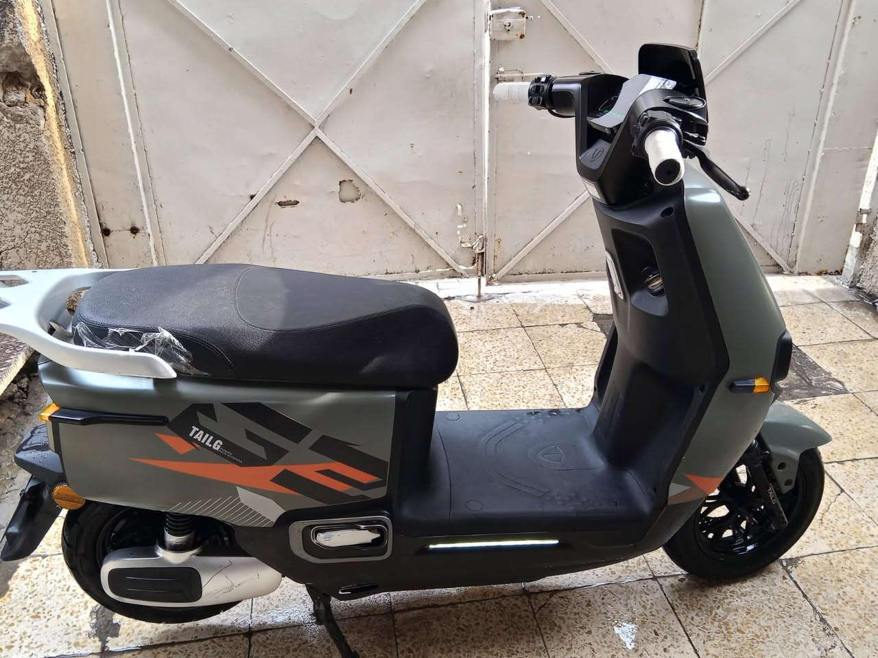 سلام عليكم دراجه شحن نوع تيلج (تسلا)سرعه ٧٠ حقيقي 
ملف ١٥٠٠ ،6بطاريات إكبار 
بيه زر كاشف عطل ومثبت سرعه وبك رجوع للخلف بيه قاطع دوره ضد مي دراجه كفاله ممدل كلشي بيه بس تاير خلفي اصلي تايواني ، دبل اشاره لايت عالي ناصي ٣سرع   
سعر خاص 
للتواصل ***********
