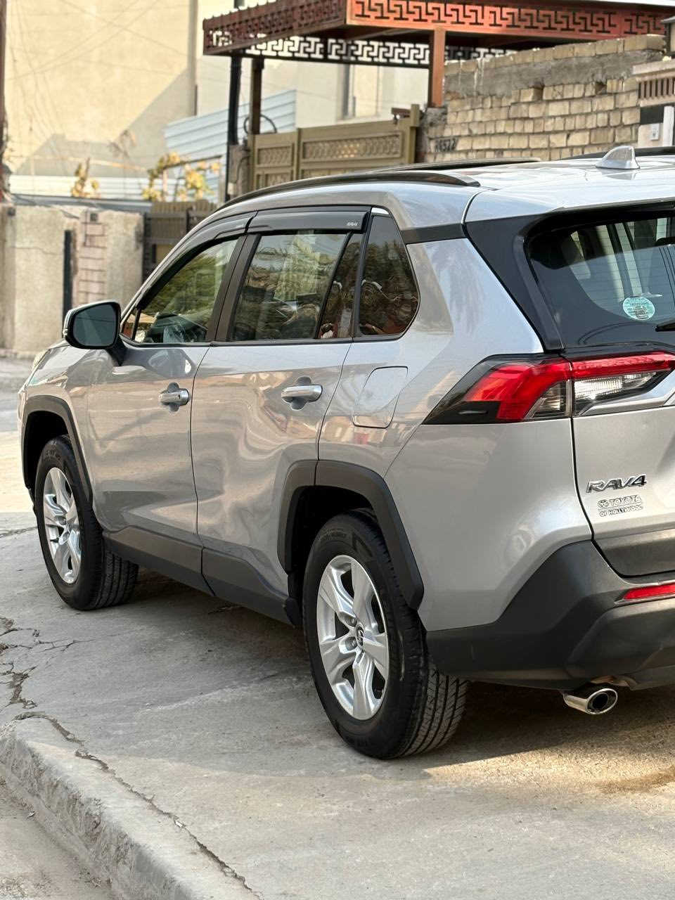 راف 4 للبيع وارد امريكي حادث بنيد والصبغ بيها فقط البنيد الباقي مكفول ايرباك دركة فقط السياره رقم بغداد الجديد باسمي تحويل ثاني يوم سياره جديده كير محرك صدر تبريد كله شركة
المواصفات 
موديل 2019 
XLE
بصمه 
فتحه 
كشنات كهرباء 
كشنات تدفئه 
رادار جانبي 
تحديد مسار 
شاشه 
جنطه كهرباء 
تحكم ستيرن فول
مواصفات الفول معروفه
السياره ماشيه 54 mi 
السعر 185 ورقه وبيه مجال بسيط
الرقم *********** 

تحياتي للجميع
