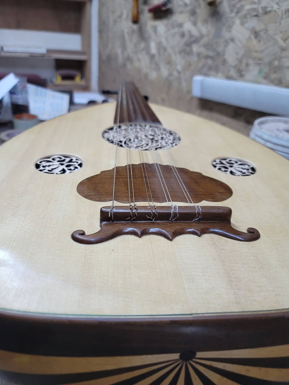 سلام عليكم عود السطه وميض ماهر غني عن التعريف الوجه من السيدار ولضهر جوز وزان المفاتيح  ول مسطره من خشب السيسم صوت جهور وباور عالي جدا مكاني بصره سعر العود ٧٥٠ وبي مجال قليل الي رايده يتصل على هاذه الرقم ***********
