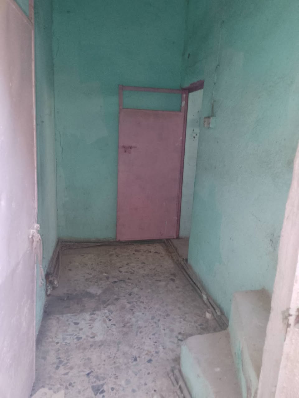 للبيع مساحه 50م فارغ مامسكون مسجل بلبلديه ومرقم يتكون من غرفه وصاله ومطبخ وصحيات  ومكشوفه درج بتونه كاشي قريب علشارع سعره 12ونص بي مجال قليل العنوان شارع المطار الجديد شارع الحوزه قرب اسواق تبوك قريب علشارع للستفسار اتصل ***********مكتب بركات الصدرين للعقار شارع الحوزه
