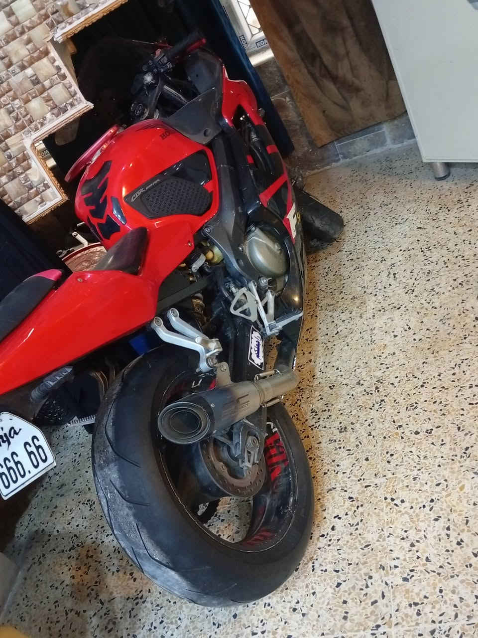 سلام عليكم حبايبي هوندا افوراي موديل 4 الدرجة كفاله عامه ماشيه 33دراجه جديده كلش  حلوه شراي يتصل واني بخدمة ***********
