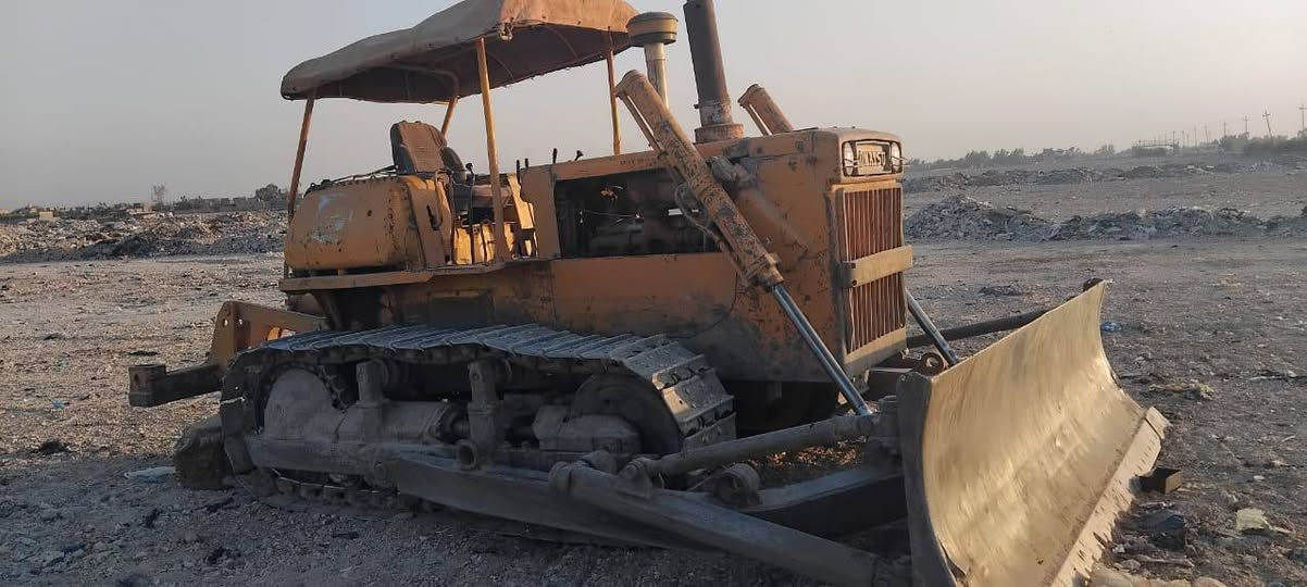 سلام عليكم البيع بلدوزر كير عادي موديل 82 رقم بغداد لماني مكينه نضيفه مكاني بغداد لمعامل لحسينيه ***********
