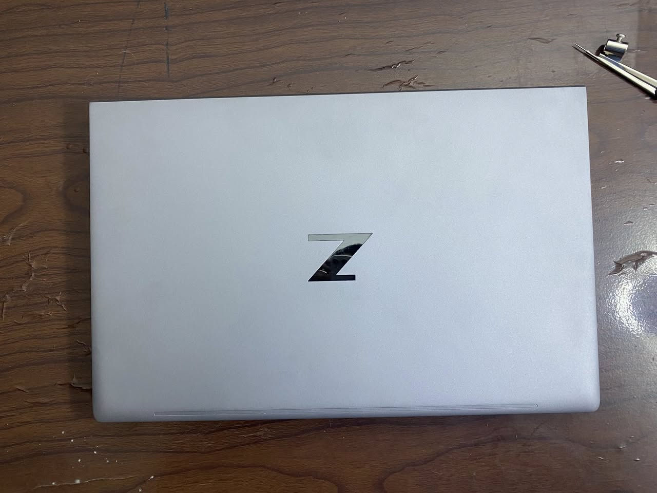 للبيع لابتوب Workstation قوي جدًا – استخدام احترافي
🔹 الموديل: HP ZBook Power 15.6 inch G8

🔹 المعالج: Intel Core i7-11850H (الجيل 11)

🔹 الرام: 32GB RAM

🔹 كرت الشاشة: NVIDIA T1200 Laptop GPU

🔹 النظام: Windows 11 Pro أصلي

🔹 الحالة: ممتازة جدًا، شغال بدون أي مشاكل

الأداء والاستخدام:

اللابتوب يتحمّل ويشغّل بسلاسة البرامج الثقيلة والمتقدمة، ومناسب جدًا للعمل الاحترافي.

برامج التصميم والمونتاج التي يتحمّلها:

 • Photoshop

 • Illustrator

 • Premiere Pro

 • After Effects

 • DaVinci Resolve

 • Blender

البرامج الهندسية والمعمارية التي يتحمّلها:

 • AutoCAD

 • Revit

 • 3ds Max

 • SketchUp

 • Lumion

 • SolidWorks

 • ETABS

 • SAP2000

مناسب للرندر، المشاريع الكبيرة، والعمل المتعدد بدون تهنيج.

السعر المطلوب: ٩٠٠ ألف دينار عراقي

المكان: (بغداد)

 للتواصل: خاص/وتساب فقط ***********
