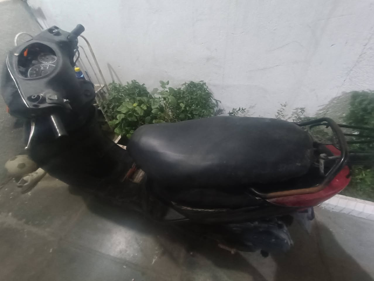 السلام عليكم دراجه اكزز للبيع كوم حديد شغاله ومحرك اخرس بيها نواقص بسيطات يرادلها ترتيب ٤٠٠ مكاني كاظمية ***********
