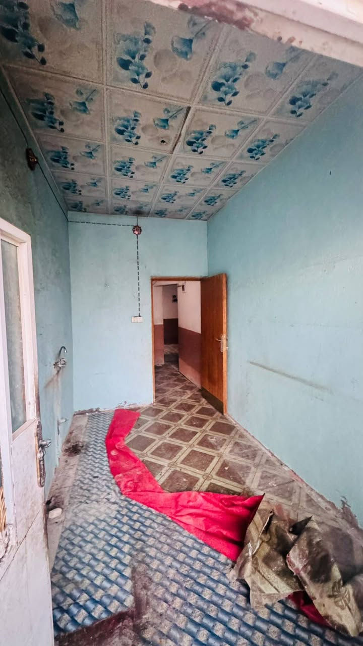 🏡 دار للبيع في المناذرة - حي الزهراء
المواصفات العامة:
المساحة: 120 متر مربع.
عدد الطوابق: طابق واحد.
نوع البناء: بناء طابوق أصلي مع صب كونكريت (جاهز ومتين).
🔹 تفاصيل الدار الداخلية:
غرفة نوم واحدة.
صالة مريحة.
غرفه استقبال للضيوف.
مطبخ.
مجموعات صحية (حمامات).
📍 الموقع المميز:
قضاء المناذرة — حي الزهراء، بالقرب من شارع سيد عدنان.
💰 السعر:
سعر مناسب جداً (للتفاصيل يرجى التواصل معنا).
📞 للاستفسار والمراجعة:
ندعوكم لزيارة مكتبنا أو الاتصال بنا مباشرة:
العنوان: مكتب استقرار — المناذرة، حي الزهراء، عمود 100 (مقابل مجمع القاسم).
الإدارة: بإشراف الأخوين (حمزة الغزالي & شهيد الغزالي).
أرقام الهواتف:
📱 حمزه الغزالي: ***********
📱 شهيد الغزالي: ***********
🤝 مكتب استقرار للعقارات: مستعدون لاستقبال كافة عروضكم العقارية داخل قضاء المناذرة (بيع - رهن - إيجار). أهلاً وسهلاً بالجميع!
