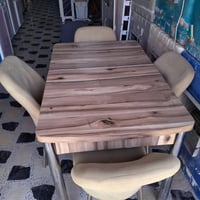 ميز طعام • ٤ كراسي • نضيف