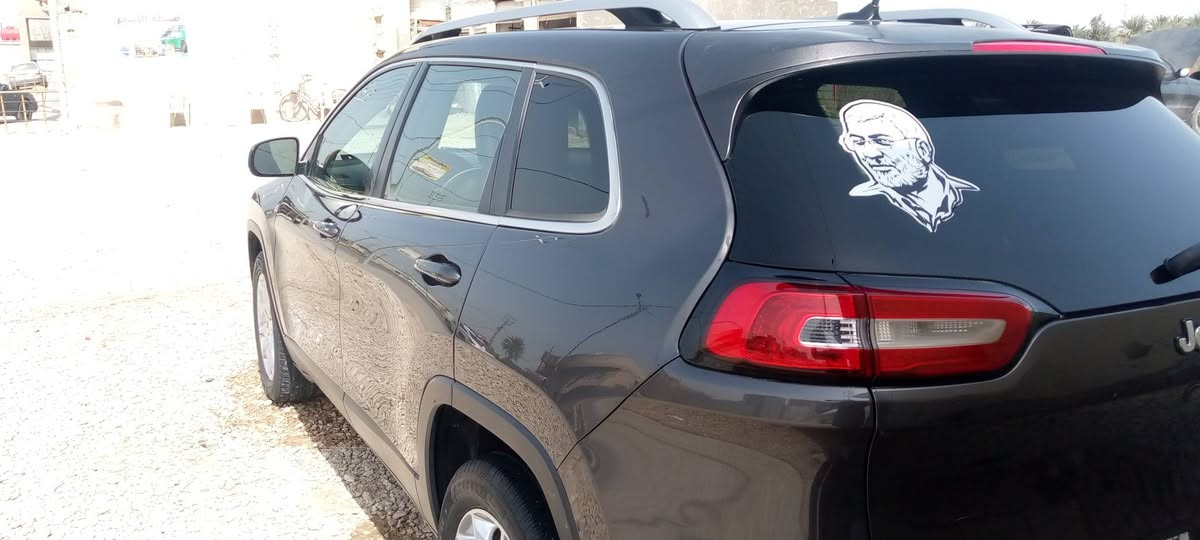 السلام عليكم سيارة جيب شيروكي للبيع  بيها ضربه بالباب الوره من جهة السائق موديل 2017 للتواصل على على الرقم فقط *********** فقط بس هاي القطعه متضرر الباقي كله مكفوله
