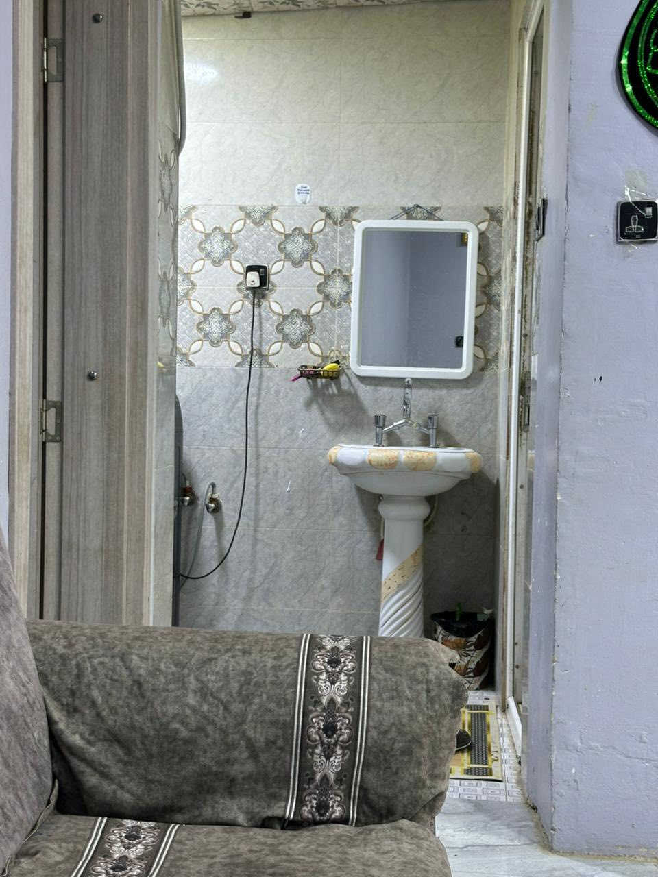 كربلاء حي الحوراء طريق بغداد عامود 44 ع خدمي قريب ع الشارع يصلح لسكن ويصلح حسينيه 
100 متر طابقين
***********
