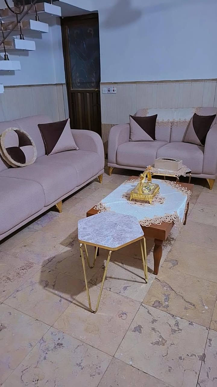 متاح تخم قنفات ١٠ مقاعد صناعه عراقيه اخوو الجديد قبل شهر مشتريهن مع ٣ طبلات وميز طعام.. سبب البيع السفر للاستفسار *********** مكاني قريب سيف سعد
