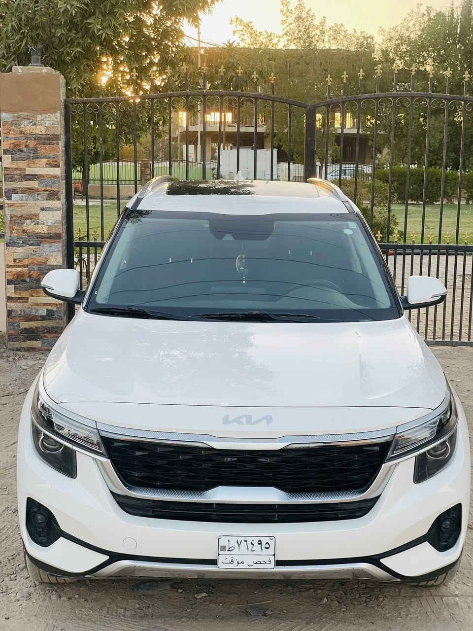 كيا سلتوس2023
بدون رقم 

السيارة فول مواصفات 

مكينه 2000دوش

بصمه. تشغيل عن بعد 

فتحه  ،    AWD

3 انضمه قياده 

تبريد قطعتين

كشنات تدفئة

ستيرن تدفئة

هواي مواصفات بعد بيها 

ماشيه 60 الف 

الضرر نص الجنطه صبغ .

السعر.    165 وبيها مجال
***********
