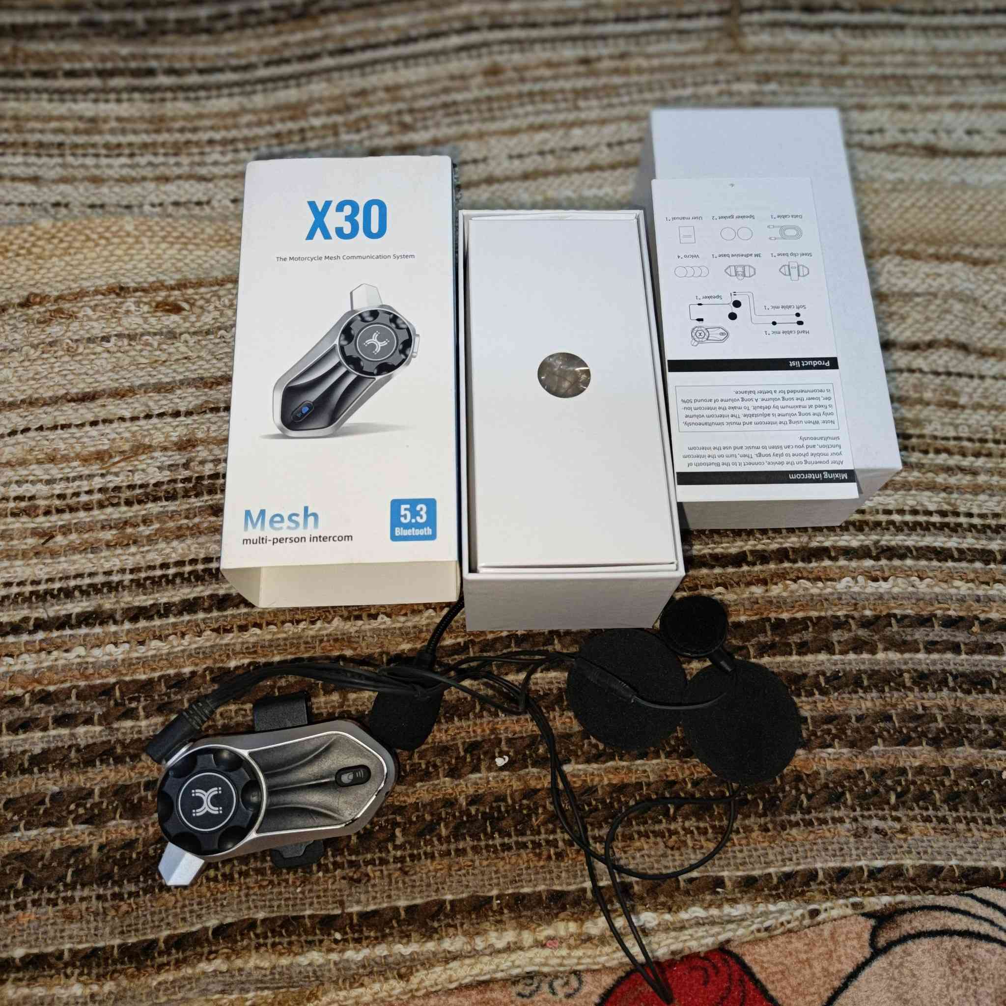 سلام عليكم شباب سمعات  خوذه  السمعات شتريتهن قبل يوم  وثاني يوم سويت حادث   وبطلت من الدليفري سمعات معروضات للبيع سعر 30 الف قفل لئن اني اخذتهن من الماني ب50الف رقم *********** تصل ذا محصلتني رسلني وتساب
