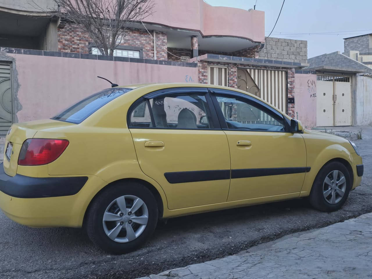 السلام عليكم 
كيا ريو موديل 2008
وارد امريكي ضررها جاملغ السايق الكدام فقط 
رقم نينوى انكليزي كامل 
 غرامات 0
هيئة عليه تقريبا 5-6 اشهر هيج شي
سياره نضيفه خير من الله 
محرك كير خير من الله 
كير توماتيك فول عادي 
جاهزه كامل 
سعر 88 وبها مجال 
رقم الهاتف ***********

