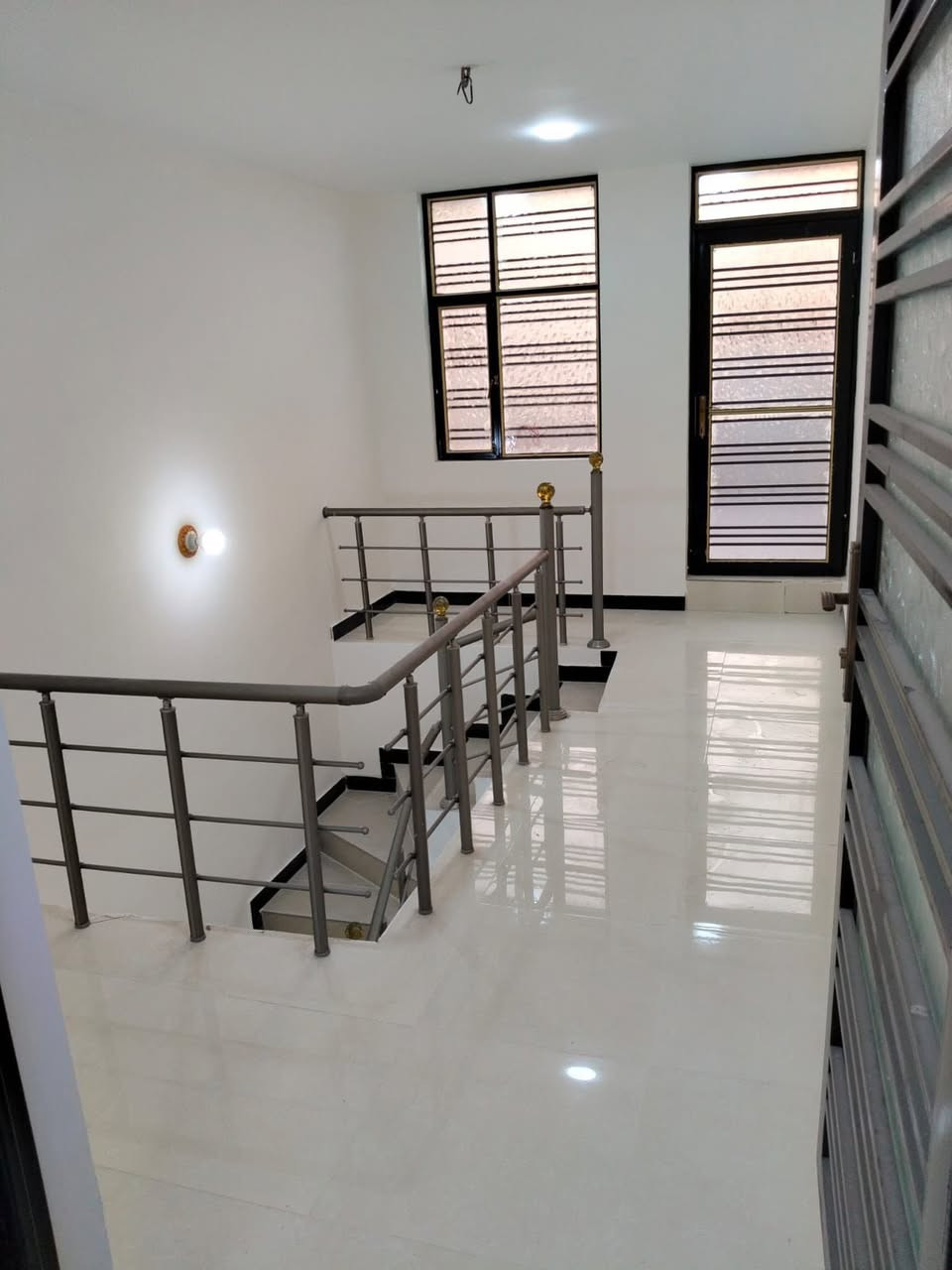 بيت 50 متر لإيجار جديد  الطابق الاول صالة ومطبخ وخدمات 
الطابق الثاني غرفتين وخدمات  مطلوب عائلة صغيرة الكريعات الوقف السني خلف المعارض ***********
