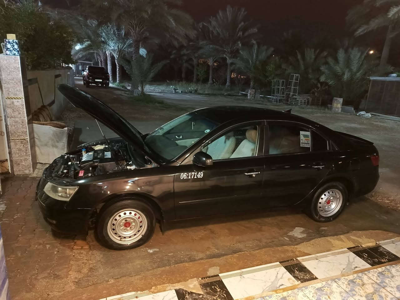 سوناتا خليجي 2006 رقم انكليزي جديد شمالي دهوك صبغ عام اثر جراد وللجمالية اسود ميتاليك
كير ومحرك وحدادية كهربائيات كله شغال وبلادي
داخل بلادي كشنات قماش
محرك ألفين خط واحد
ضربتها داخل العراق الجاملغ الخلفي جهة السايق فقط.      شراء  يتصل على رقم ***********
