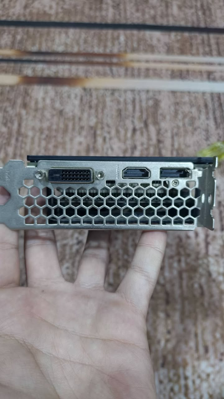 سلام عليكم 
كارت شاشة RTX 2060 12G Palit
كارت استخدام قليل مامفتوح اقصى درجه حرارة واصل من 65 الى  72 كحد اقصى سعر 250 الف مكاني نجف حي السلام قرب مصطفى ابو دجاج ماعندي توصيل 
***********
