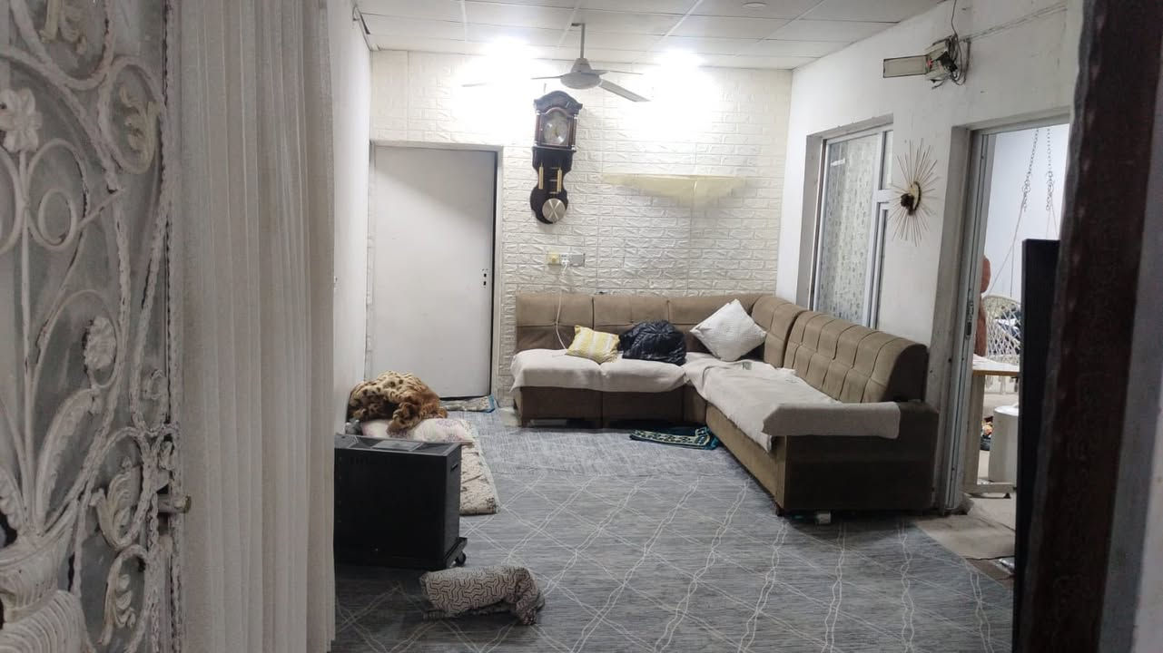 دار رقم للبيع ٢٠٠ م بناء وسط 
غرفتين نوم استقبال مطبخ حار وبارد وصحيات ودرج خارجي وكراج وحديقة 

كركوك 👍🏻 قادسية ثانية قريب من حديقة السلام ومدرسة زها حديد 
    السعر 📌  ٧٥ مليون 

للاستفسار ***********
