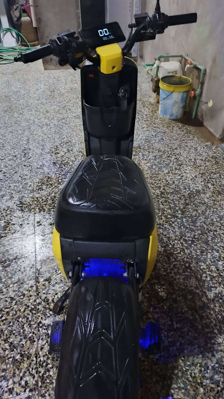 السلام عليكم من رخصة الادمن
دراجة شحن r9 مستعمله اخت الجديده 
مبدل بطاريات قبل شهرين 
بريكات شغاله بس البريك الامامي يرادله دهن
لايت زنون غير شغال بس اللوان 
شاحنه موجوده الاصليه والسلة موجوده ايضًا الشاشه بس الشحن ما يطلع والكيلومتر وتبدل النمر موجوده بس تفتح الوايرات لان مشكلات
للتوصال واتساب ***********
البصره ابو الخصيب كوت ثويني السعر 375 بيه مجال للشراي
