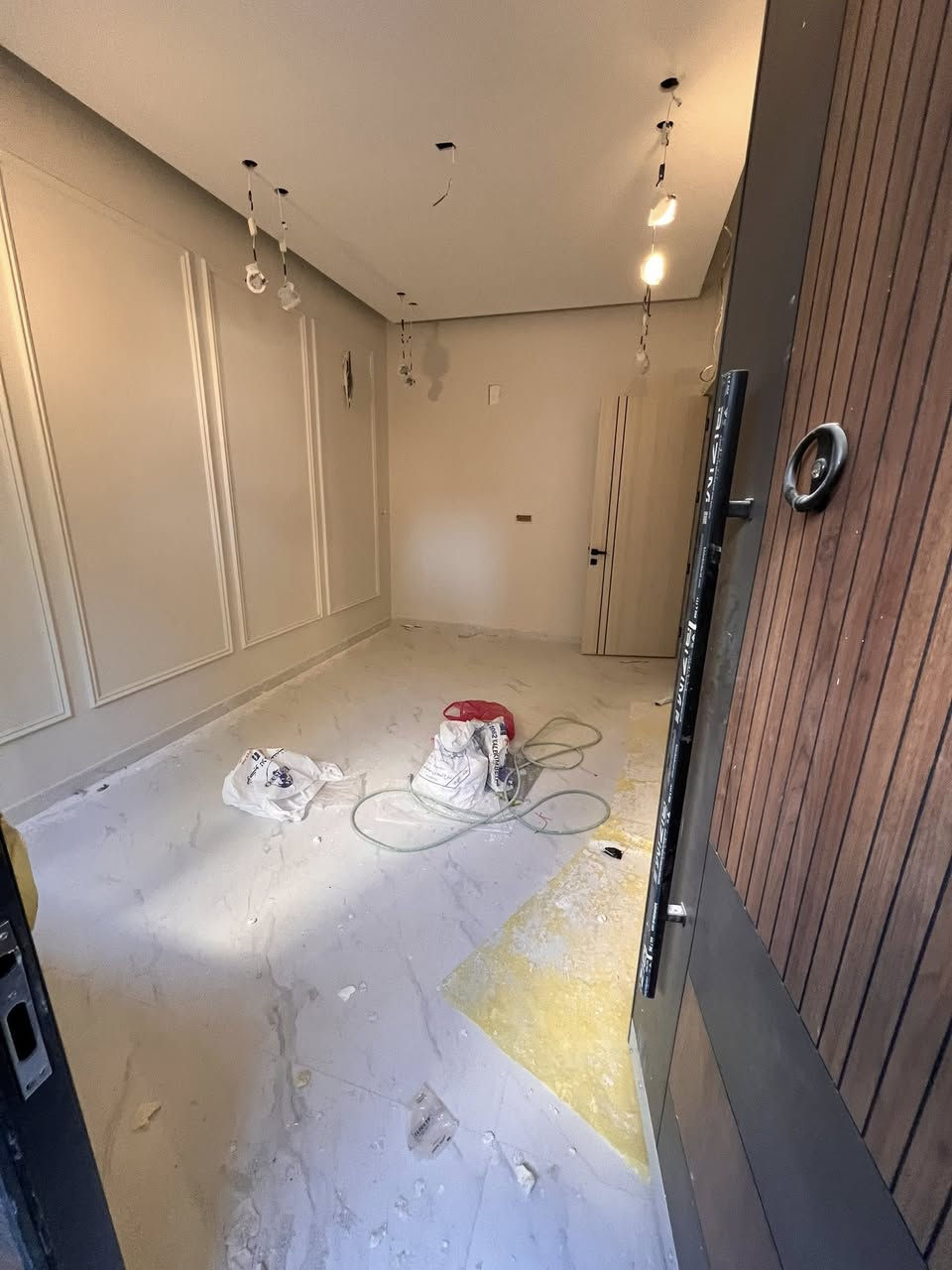 بيت للبيع طابو ملك صرف
بيع مباشر اني صاحب البيت

المساحة 100 متر واجهة 5 مدخلين عرض الشارع 10 متر
يحتوي على 4 غرف نوم و 3 حمامات وغرفة غسيل ملابس بالبيتونه
البيت مميز سنه البناء 2026 غير مسكون
العنوان الدورة شارع 60 خلف اسواق نعوش
للاستفسار عن السعر متوفر واتساب ***********
