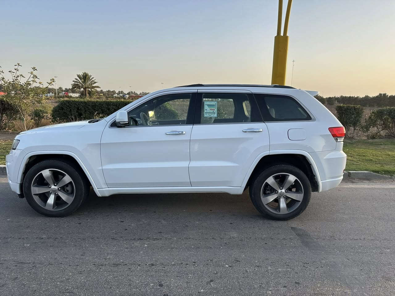 السلام عليكم
جيب كراند شيروكي2014 خليجي كفاله
جكات فور ويل وحساسات وفول 
ماشيه 190
مكاني بابل 
السعر 235
***********
