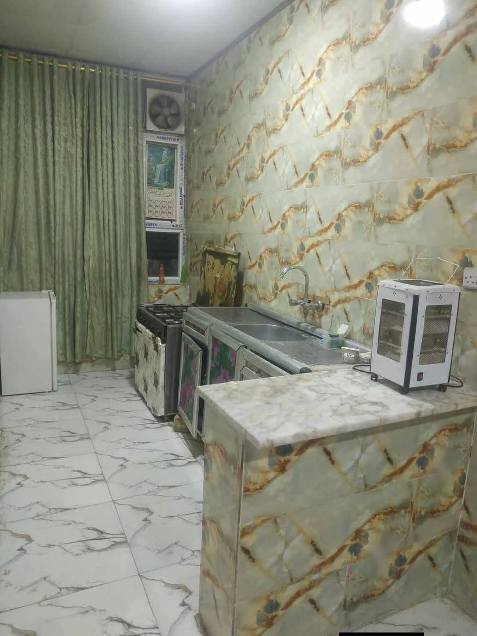 السلام عليكم مكتب عقارات الشمس  مقابيل المستشفى التركي !!!
                         بإدارة ((أحمد الگريطي))
                    
    ☎️*********** 
                        ☎️***********

🏠 شقة للإيجار مؤثثة تحتوي على غرفه وكليدور ومطبخ ومجمع صحيات وسطح درج معزول  

⁦←⁠_⁠←⁩⁦(⁠*⁠_⁠*⁠)⁩⁦←⁠_⁠←⁩

🌎الموقع حي الزهراء على الخدمي  

⁦←⁠_⁠←⁩⁦(⁠*⁠_⁠*⁠)⁩⁦←⁠_⁠←⁩

💰💸قيمة الايجار 350 مع أجور الماء والكهرباء
