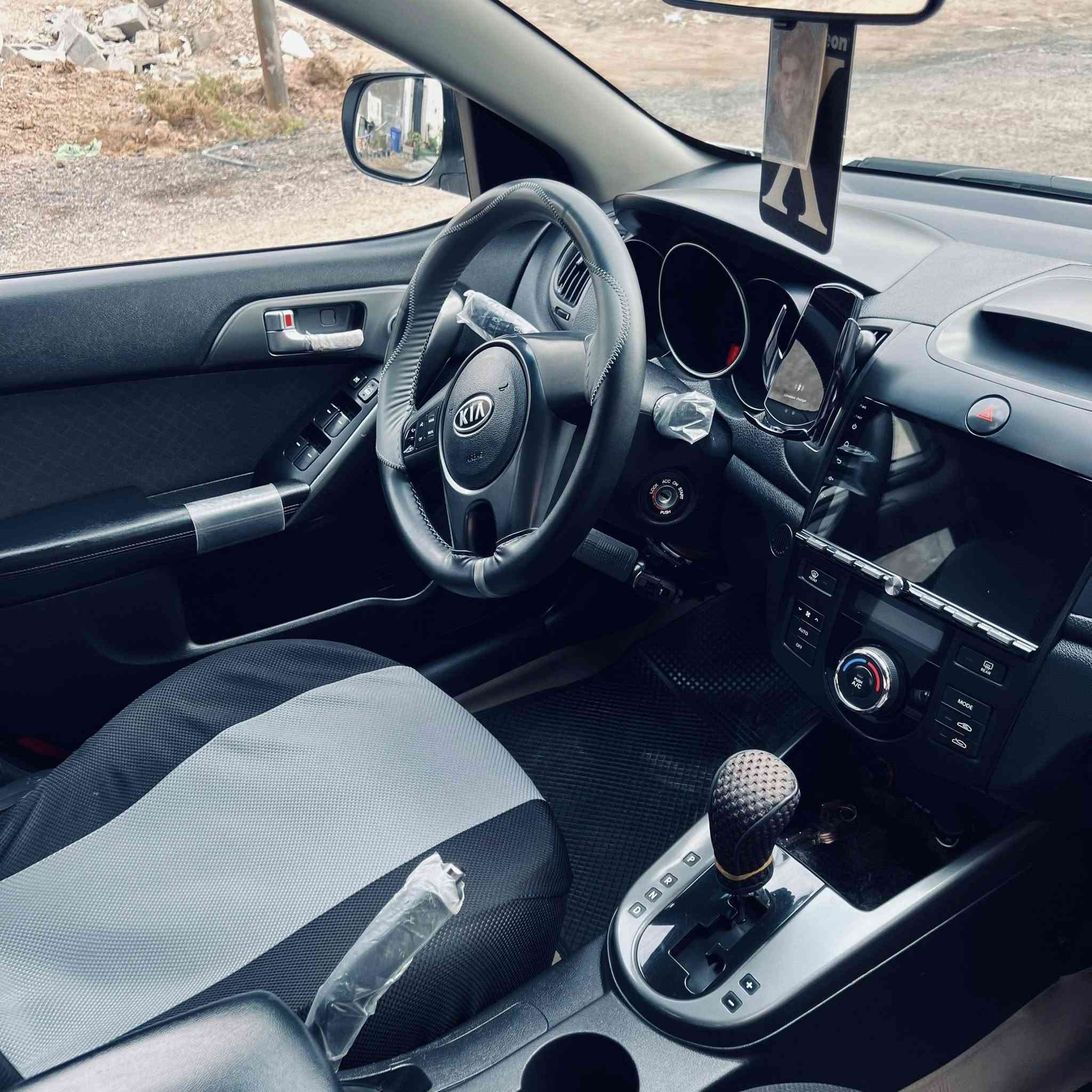 السلام عليكم سيراتو خليجي 2010 رقم بغداد الجديد السياره فتحه شاشه بيها 3 قطع صبغ السياره نظيفه جدا السعر 95 السياره باسمي للاستفسار الاتصال 

***********
