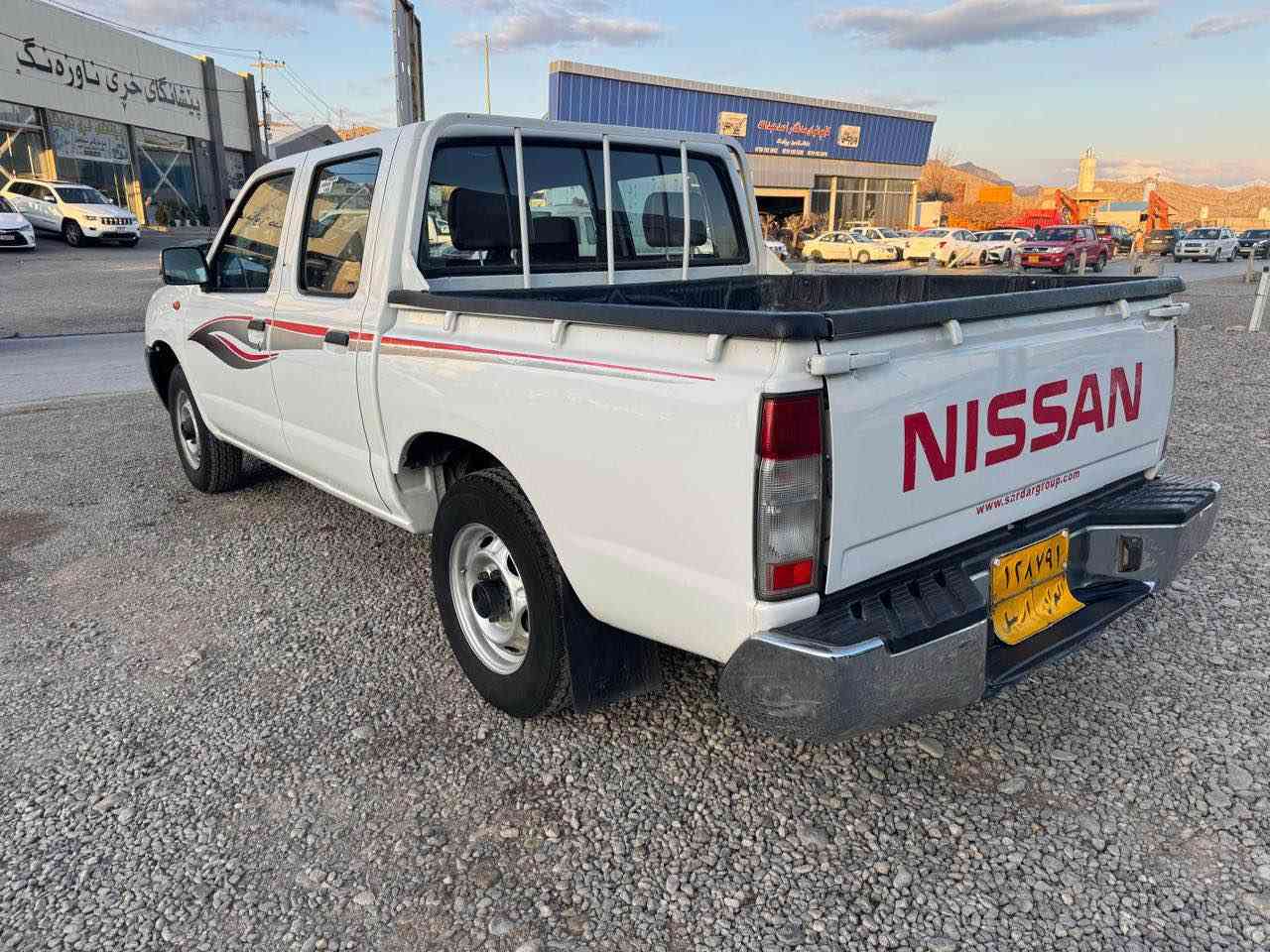 نيسان پيكاب موديل ٢٠١٢ يابانى 
سةنةوى تاكو ٢٠٢٨ تازةية
 دةعامى ناڤارا هيچى پيوة نية سةيارةكة لوكة كوشن و گاعى بيلاديية هةيكةل و ناوى لوكة هةمو گيانى لةسةر بيلاديية
  تايةكانى تازةن تةنها سةرقةپاغى زنجيرى مةكينةى كراوةتةوة  هيچ مةسرةفى نية 
سةيارةكة ٢٩٠ هةزار رويشتووة 

نرخى ١٤٣$ و كةميك مةجال
شوين چوارقورنة 
***********       ***********
***********       *********** رانية, السليمانية
