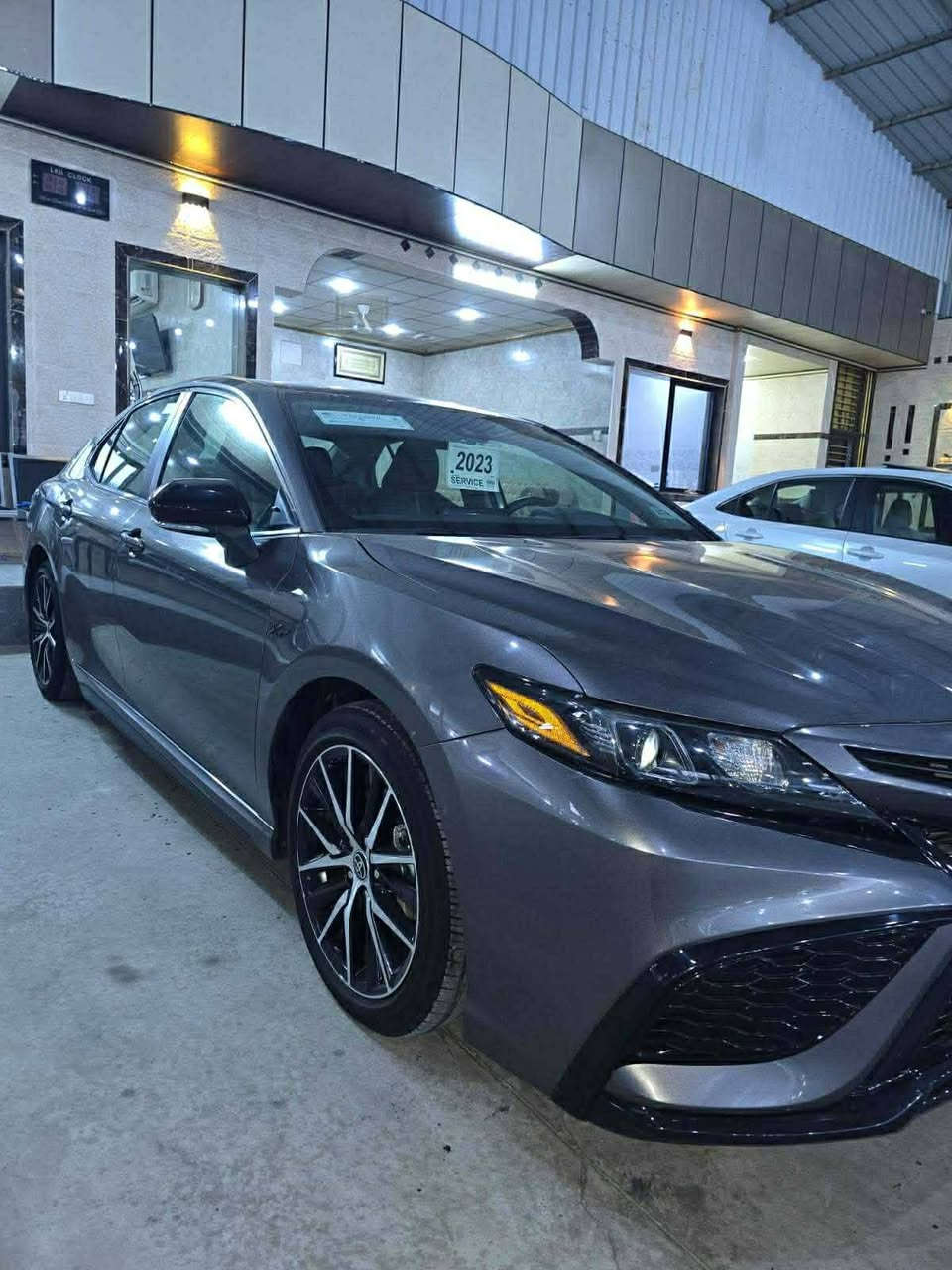 السلام عليك 
كامري 2023
se 
سبغ  قبق الصندوق  
السعر 200 وبيها مجال 
تواصل ***********
