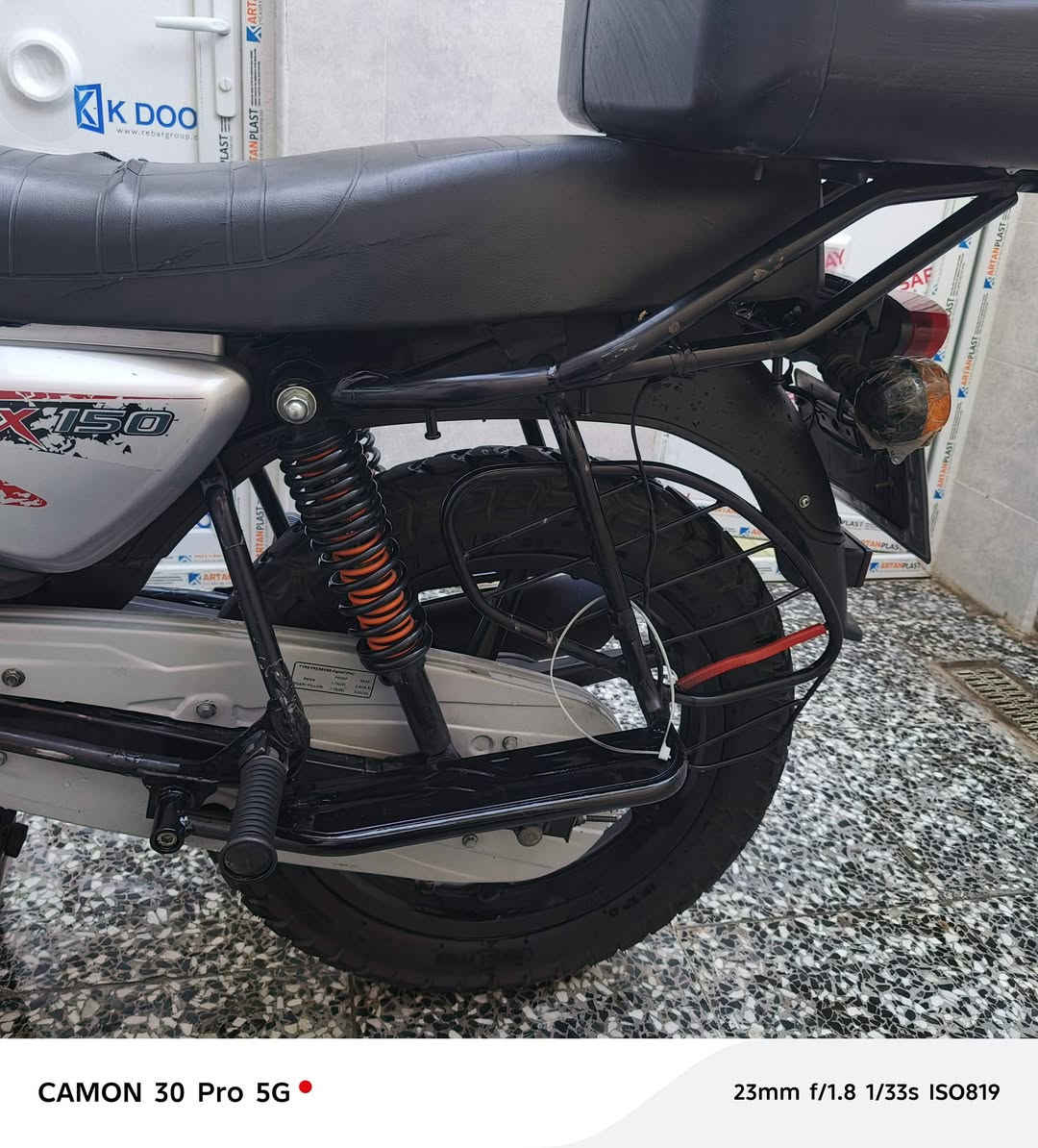 السلام عليكم بوكسر 23 داخله بل24 رقم نكليزي كامل تحويل ثاني يوم تريد احولك ماكو شكال الدراجه مثل شوفت عينك بالصوره تجي بالواقع تشوفها مثل البصوره ماكو اي ختلاف الدراجه خرسه بس المشكله الكابريتر يطوف رايدله تنضيف وماعرفله المكان حي اور والشعب ثنينهن متواجد السعر 2500 مليونين ونص وبيها مجال بسيط حك الجيه الرقم *********** وشكرا
