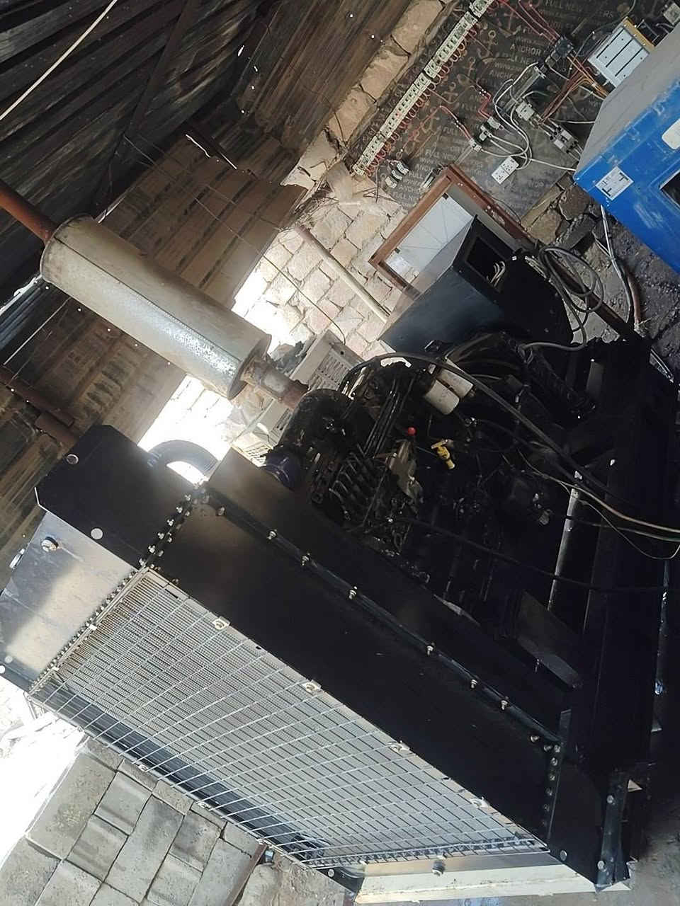 السلام عليكم مولد كمنز 24 ولف راديتر انتر كلر جهاز تشغيل واطفاء  بم كهربائي جديده جدآ للاستفسار الاتصال على الرقم ***********
