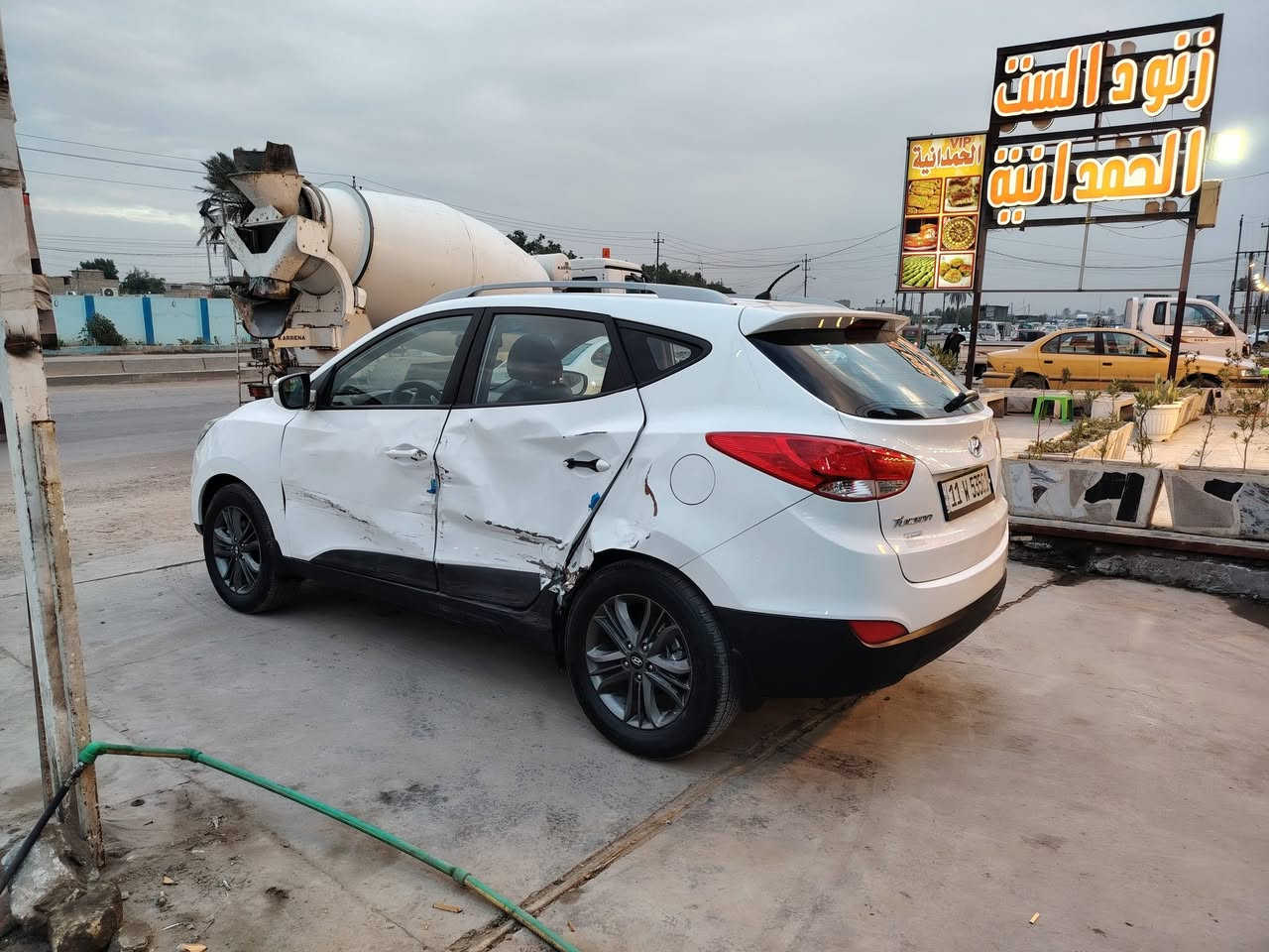 السلام عليكم اخوان للبيع هونداي توسان خليجي مويل ٢٠١٥ رقم بغداد دولي تحويل مباشر ماشيه 72الف فقط مكفوله من الشخط فقط هذا الحادث برغي مامفتوح بيها للاتصال ***********مكانها بغداد
